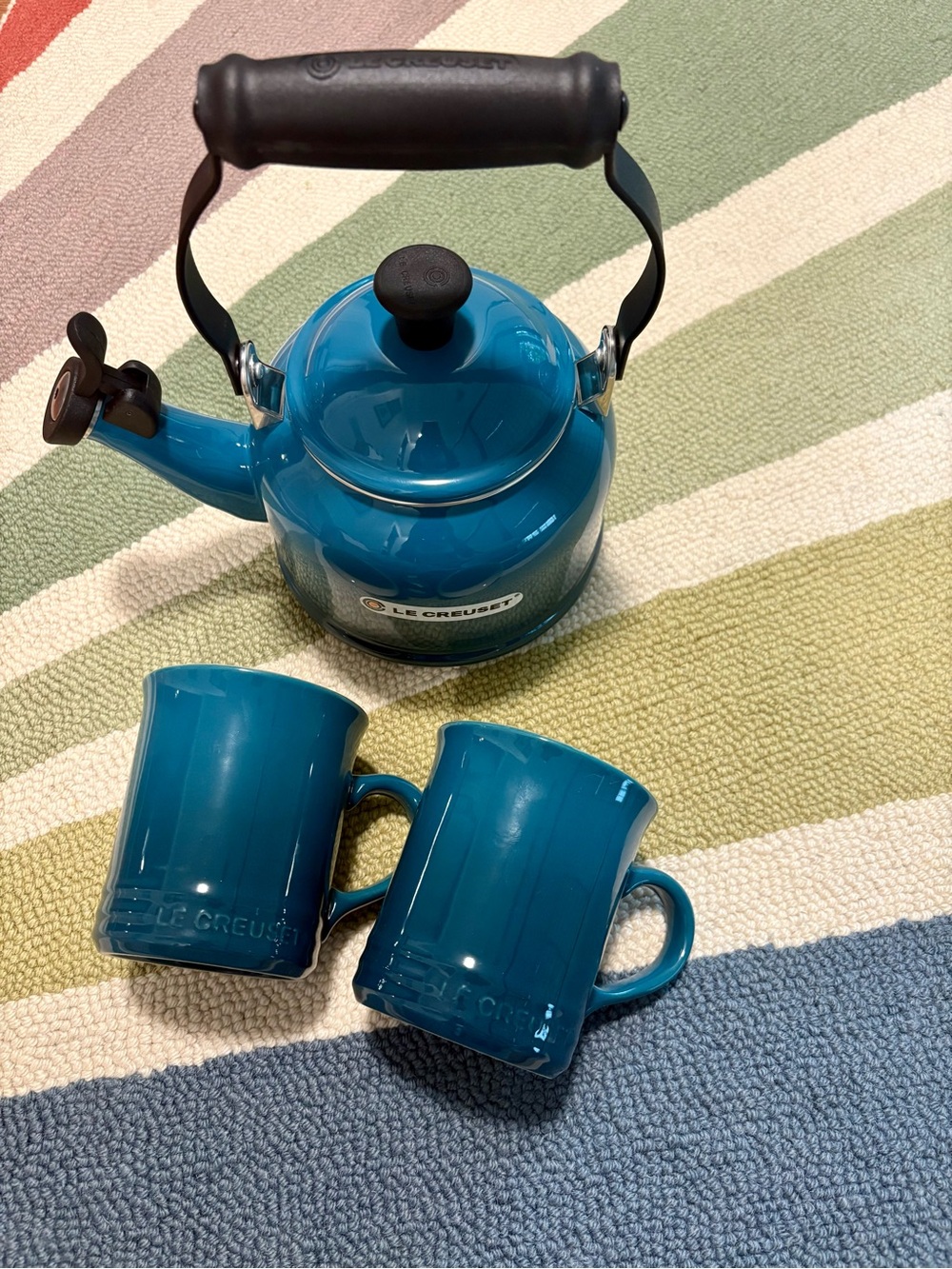 Le Creuset Demi Kettle & 2 Stoneware Mugs Set in Deep Teal